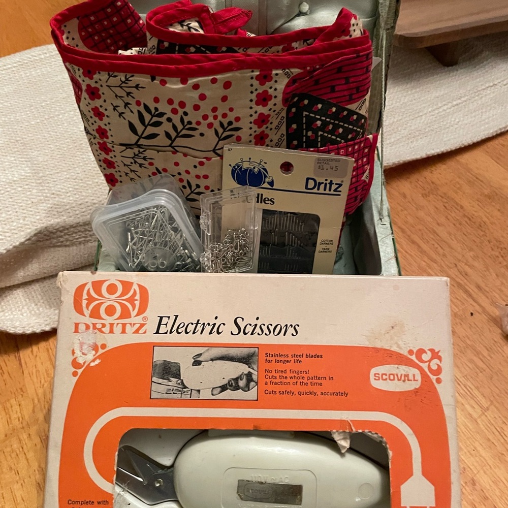 Electric Scissors - White and Red Accessories Kit
